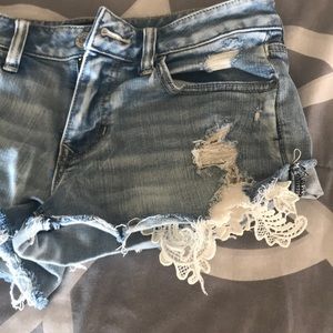 Jean shorts with lace pockets